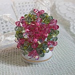Bague Miss Lady montée avec une superposition de toupies en Cristal de qualité AB, facettes de bohème de même qualité et rocailles. L’ensemble sont de deux couleurs : le Rose et le Vert. Elégance